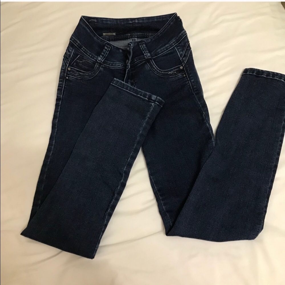 Mid rise dark blue jean